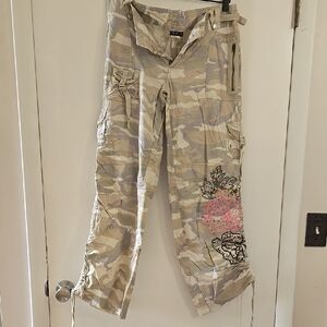 VENUS Beige Camouflage Cropped Pants with Floral Embroidery